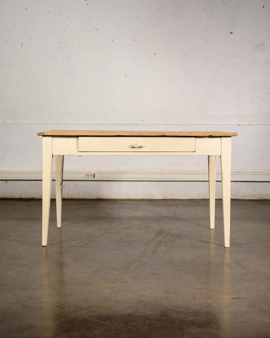 Table de campagne avec tiroir