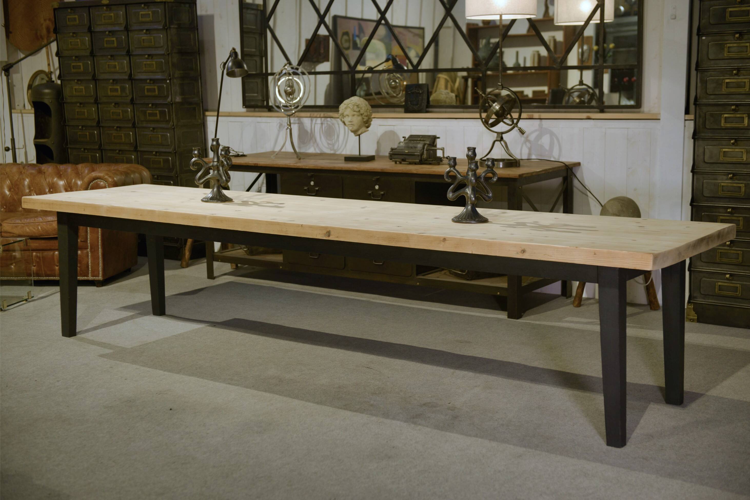 Large farmhouse table in pine from the 20th century.