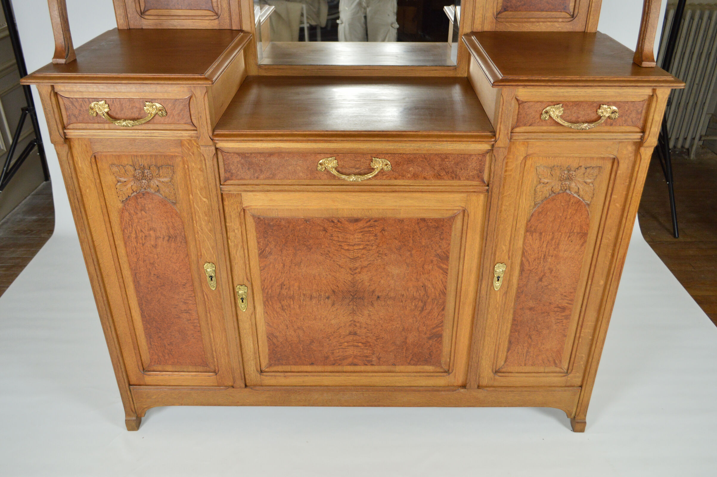 Buffet art nouveau en chêne et loupe, modèle au platane, vers 1910
