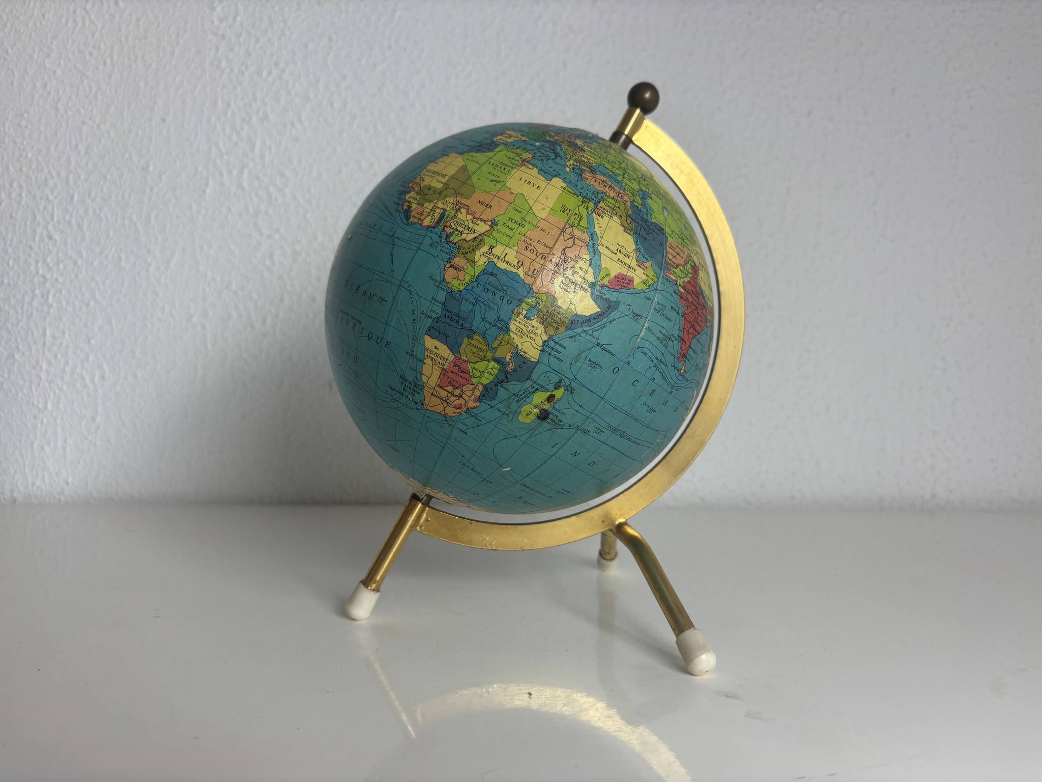 Globe terrestre vintage 1967 mappemonde dorée tripode Taride - 23 cm