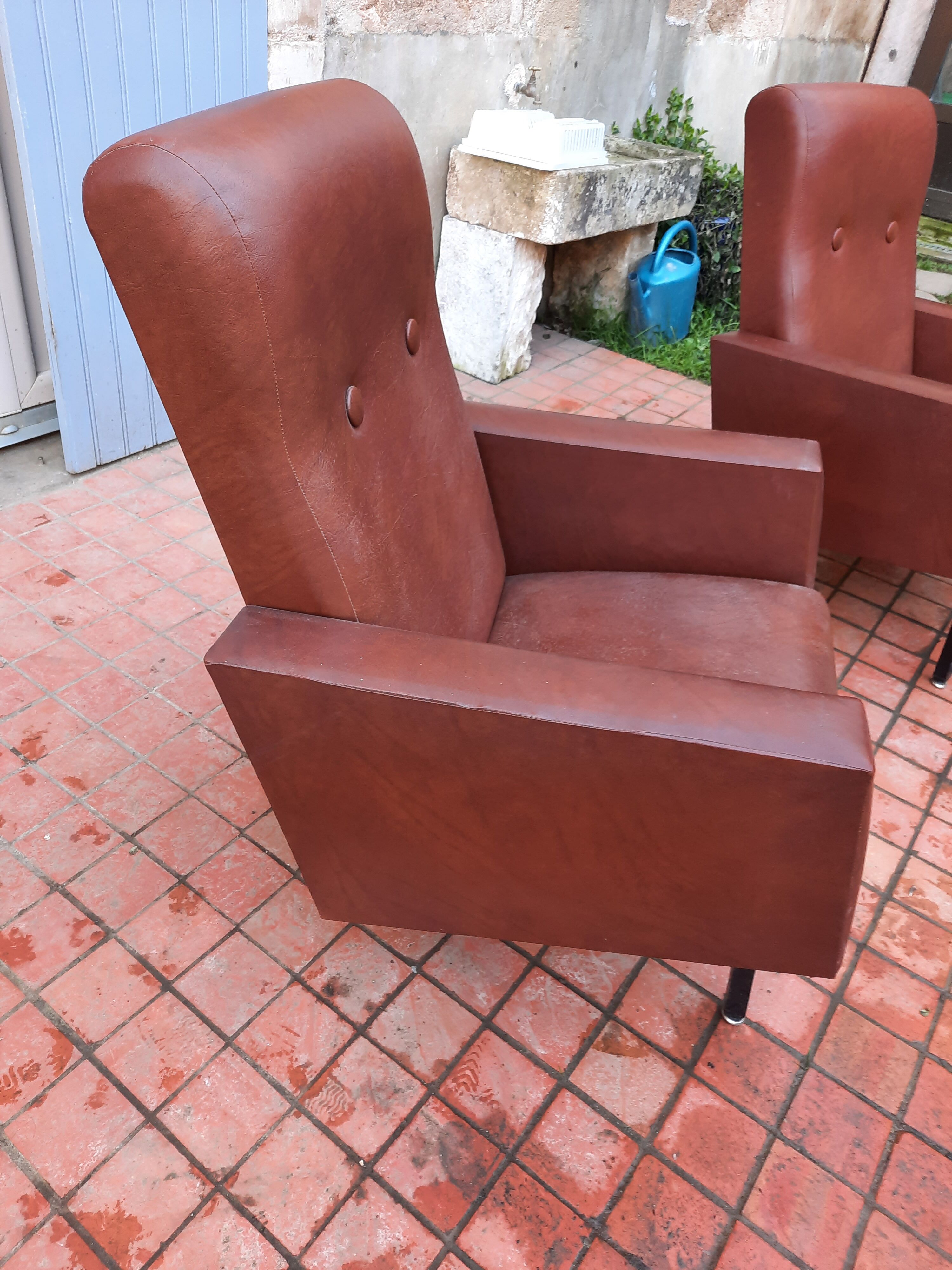 Paire de fauteuils en skaï année 50