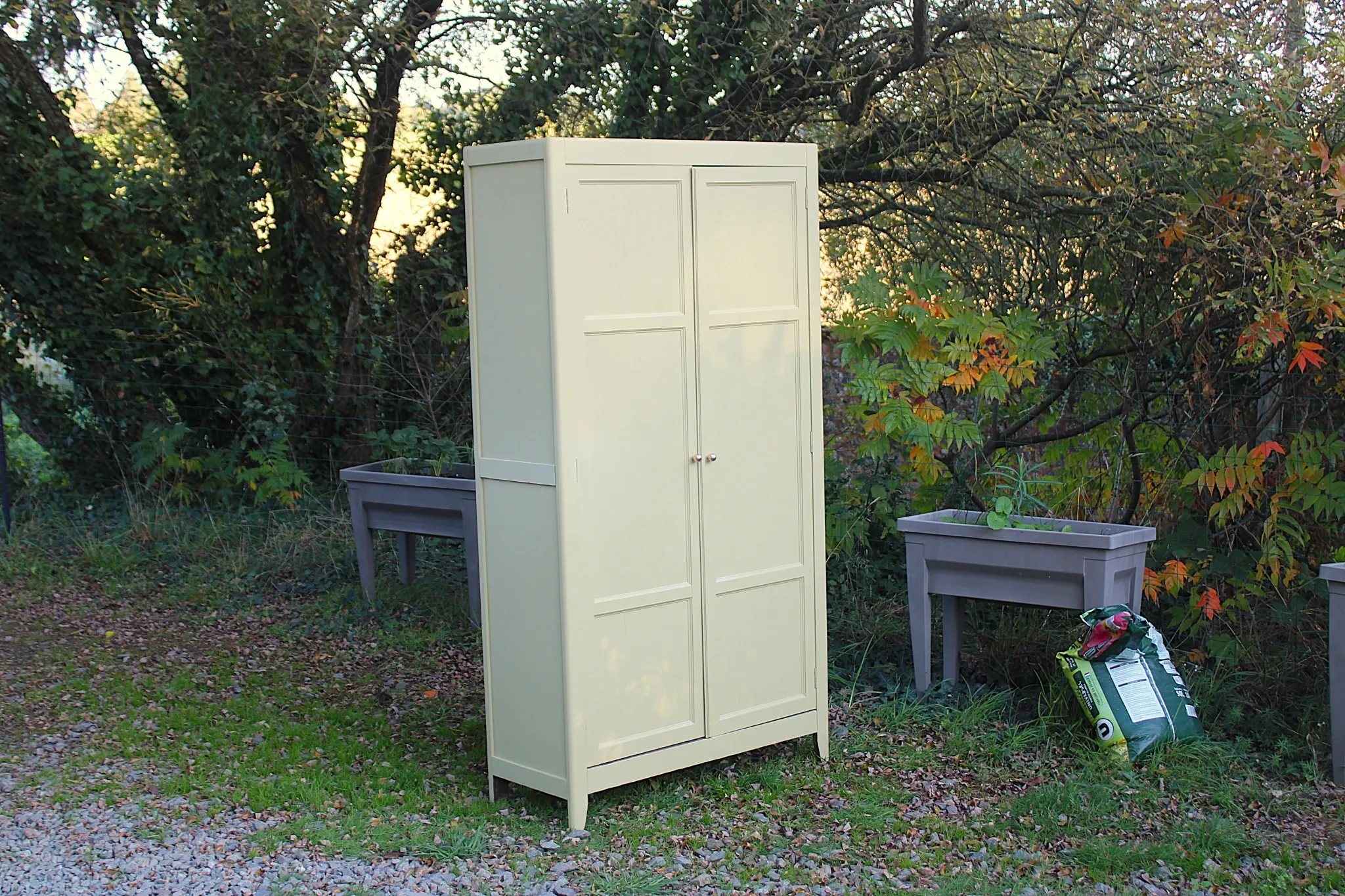 Parisian wardrobe in Clay Green wood – 2 moulded doors – H188 cm