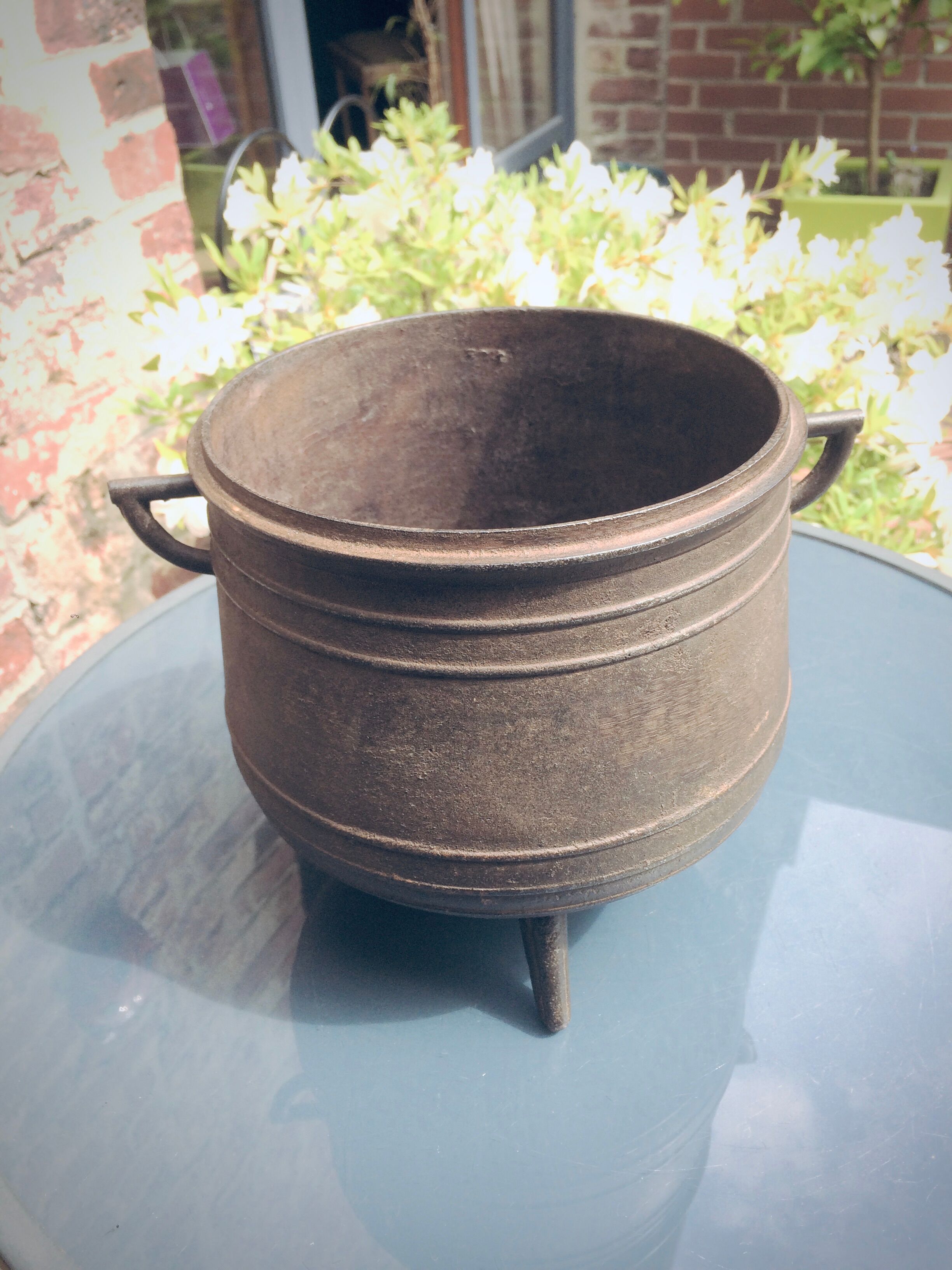Cast-foot and cast-iron cauldron