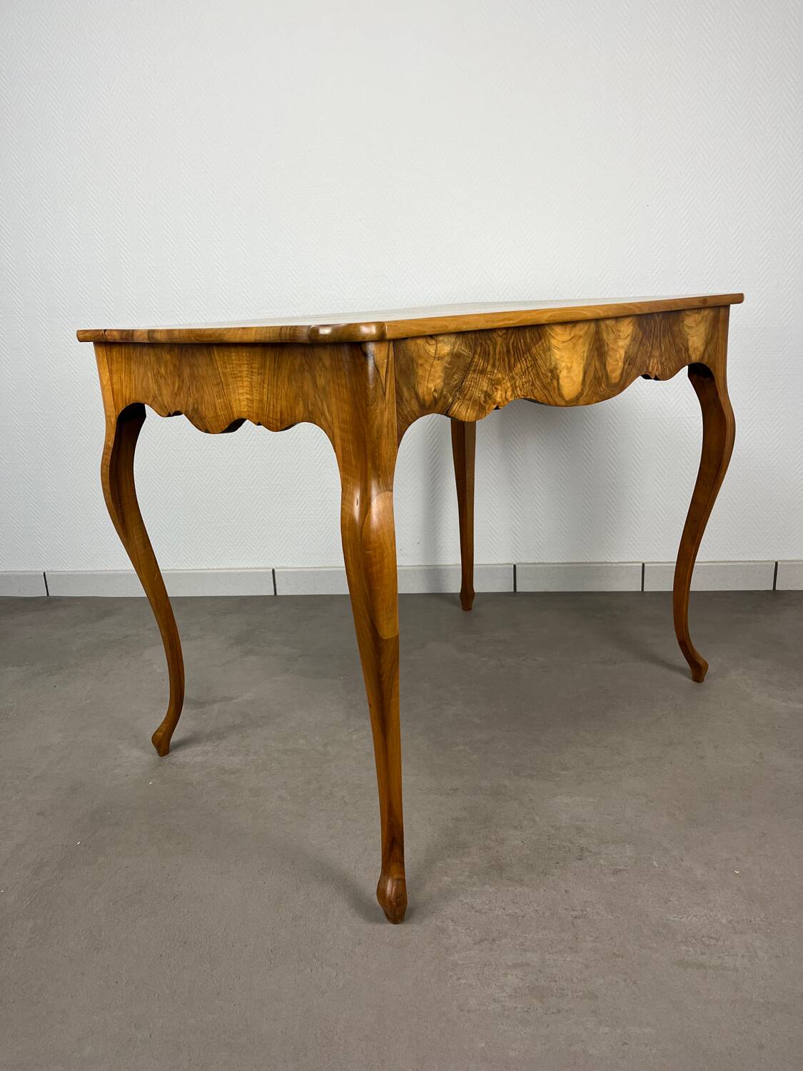 Table Louis XV noyer blond, début 19ème