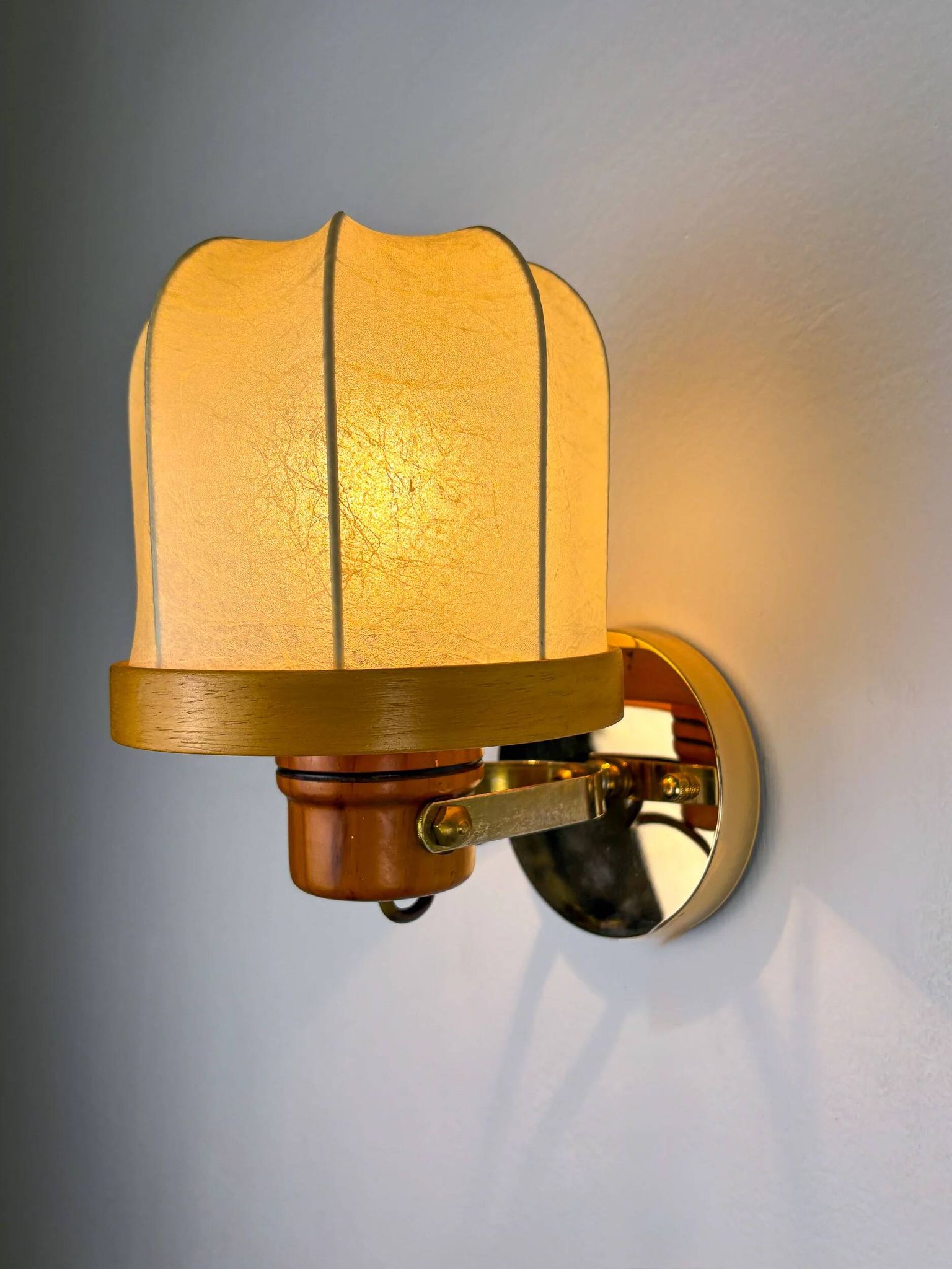 Pair of articulated "Cocoon" wall lights, resin and pine, Italy, circa 1970s
