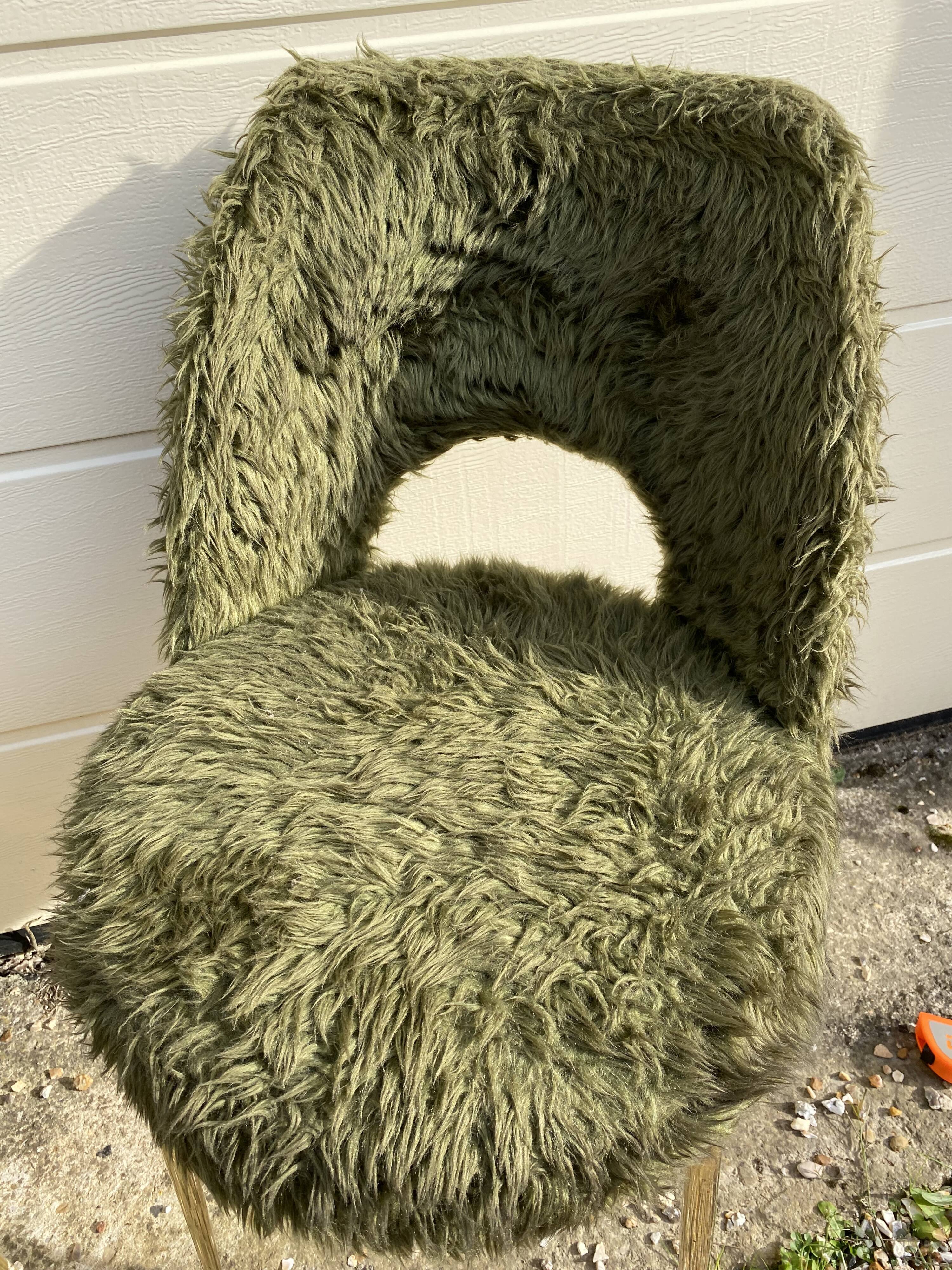 Ensemble de 2 chaises moumoute pieds dorés