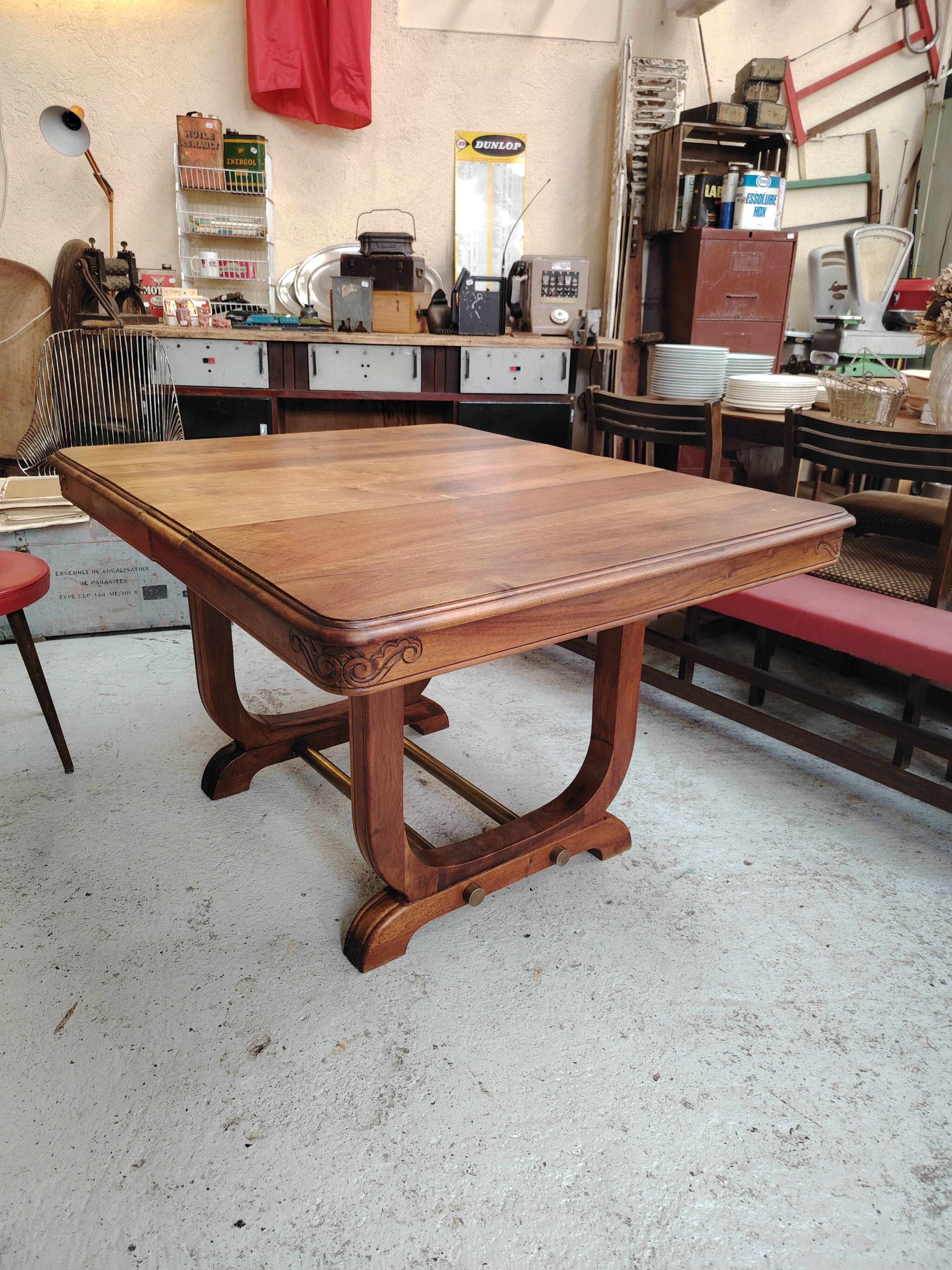 Art Deco extendable table in solid wood and brass.