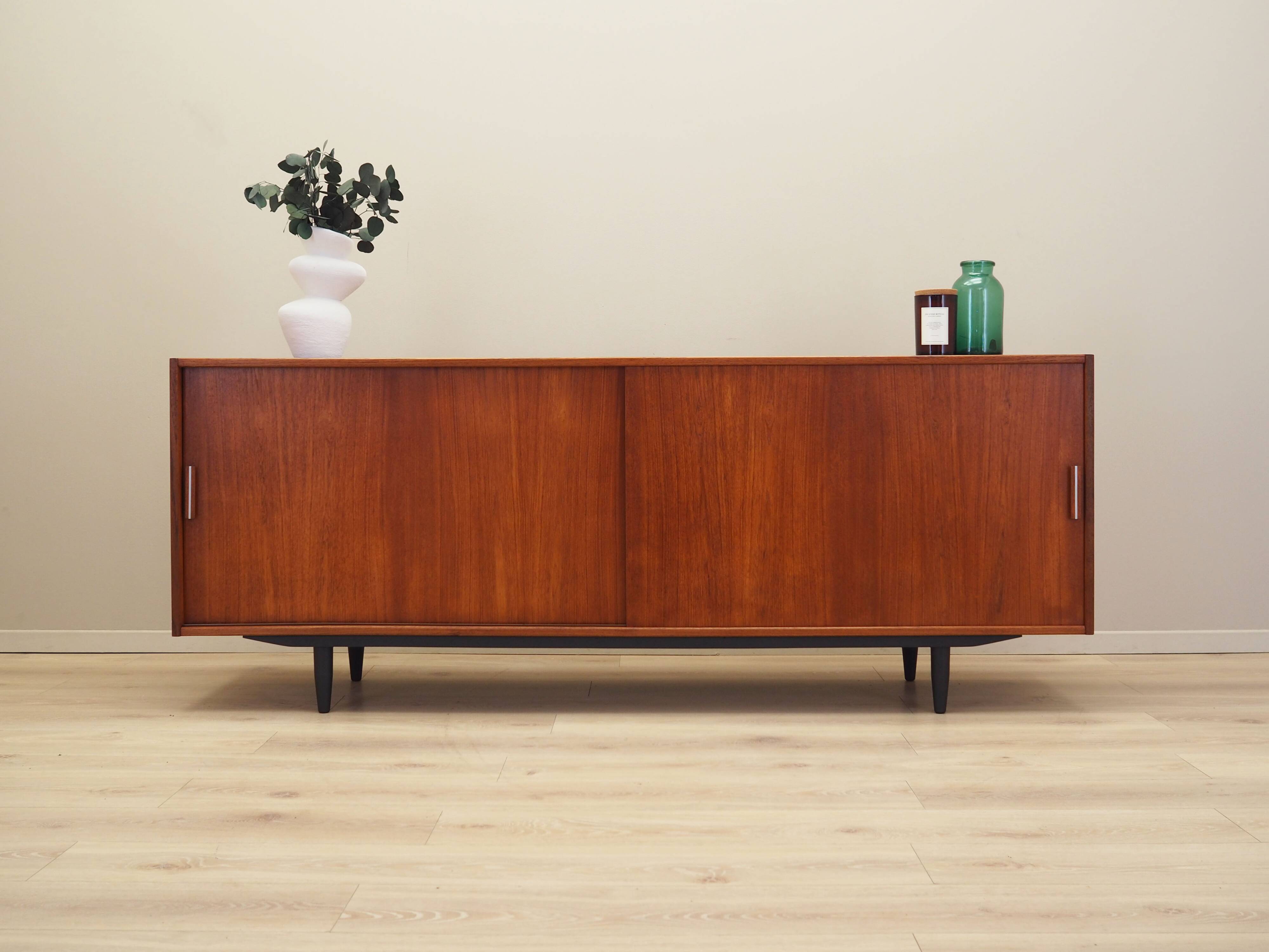 Buffet en teck, design danois, années 1970, production : Danemark