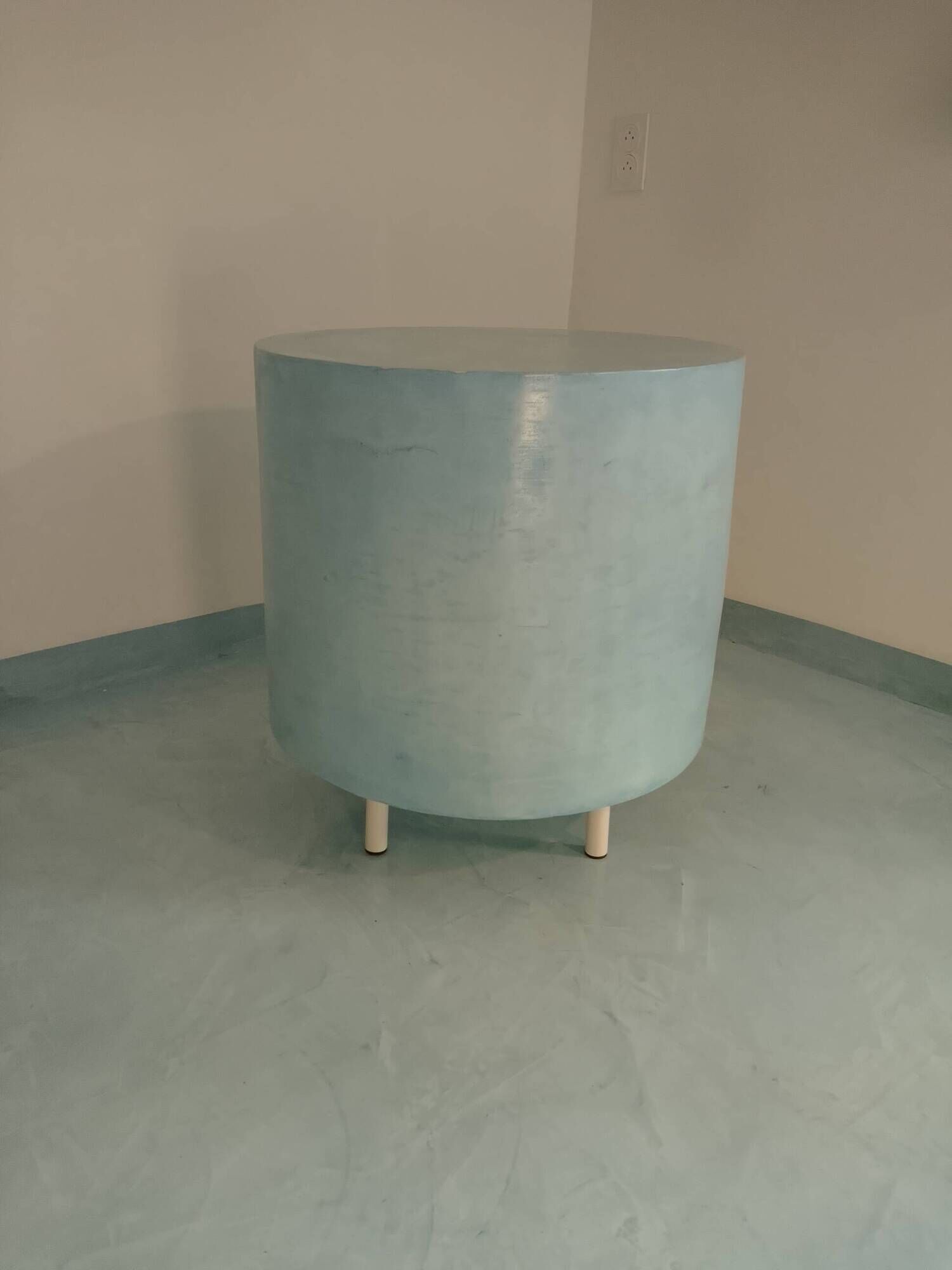 Pastel blue cylindrical coffee table "Tambour" – Artisan design.