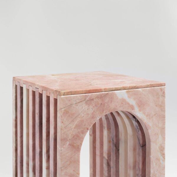 Table d'appoint en marbre rose ''Balance