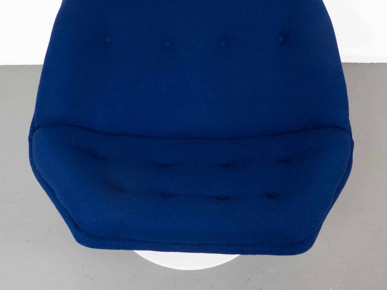Blue Artifort swivel chair F590 – Geoffrey D. Harcourt