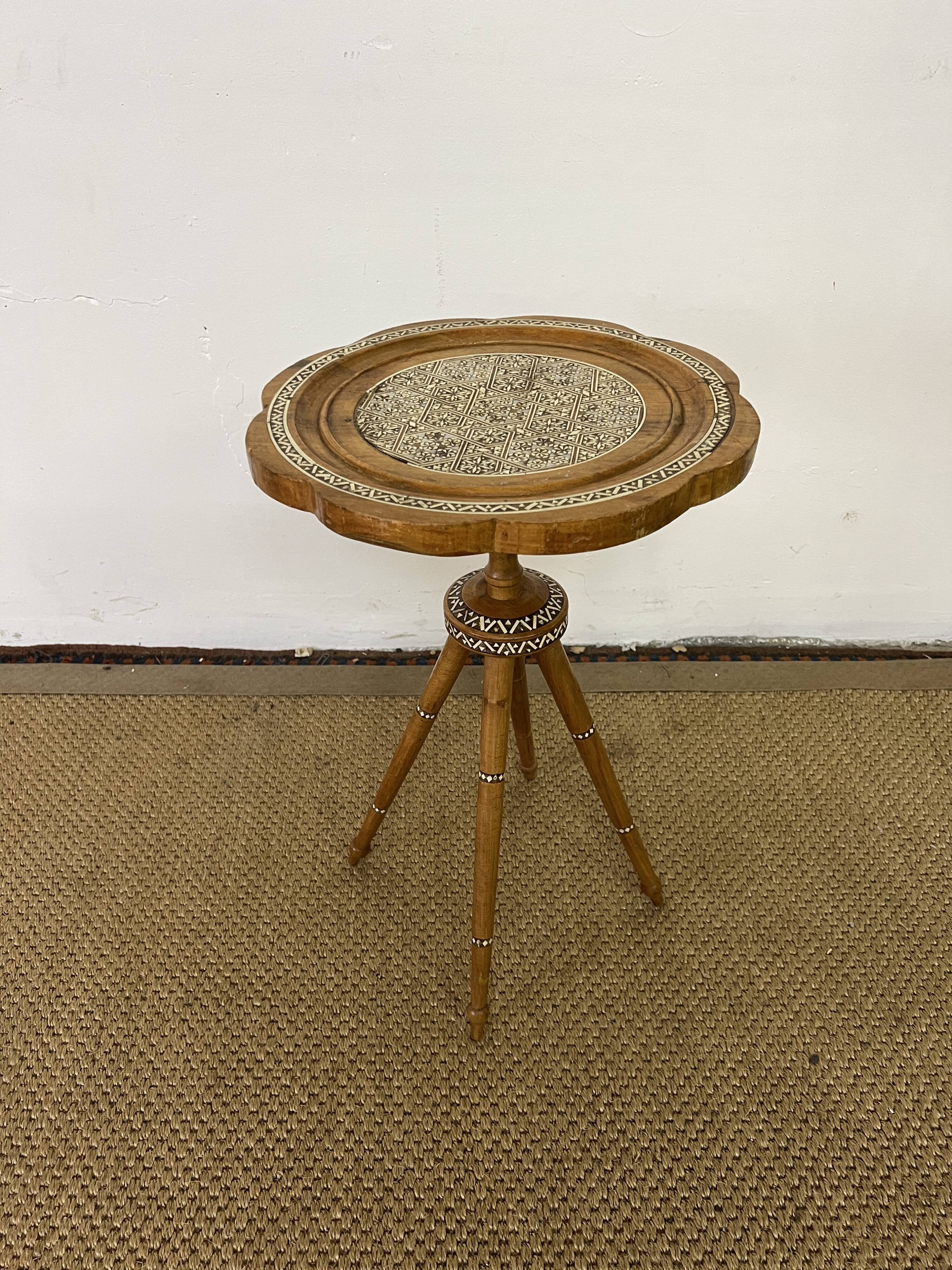 Wooden pedestal table / harness