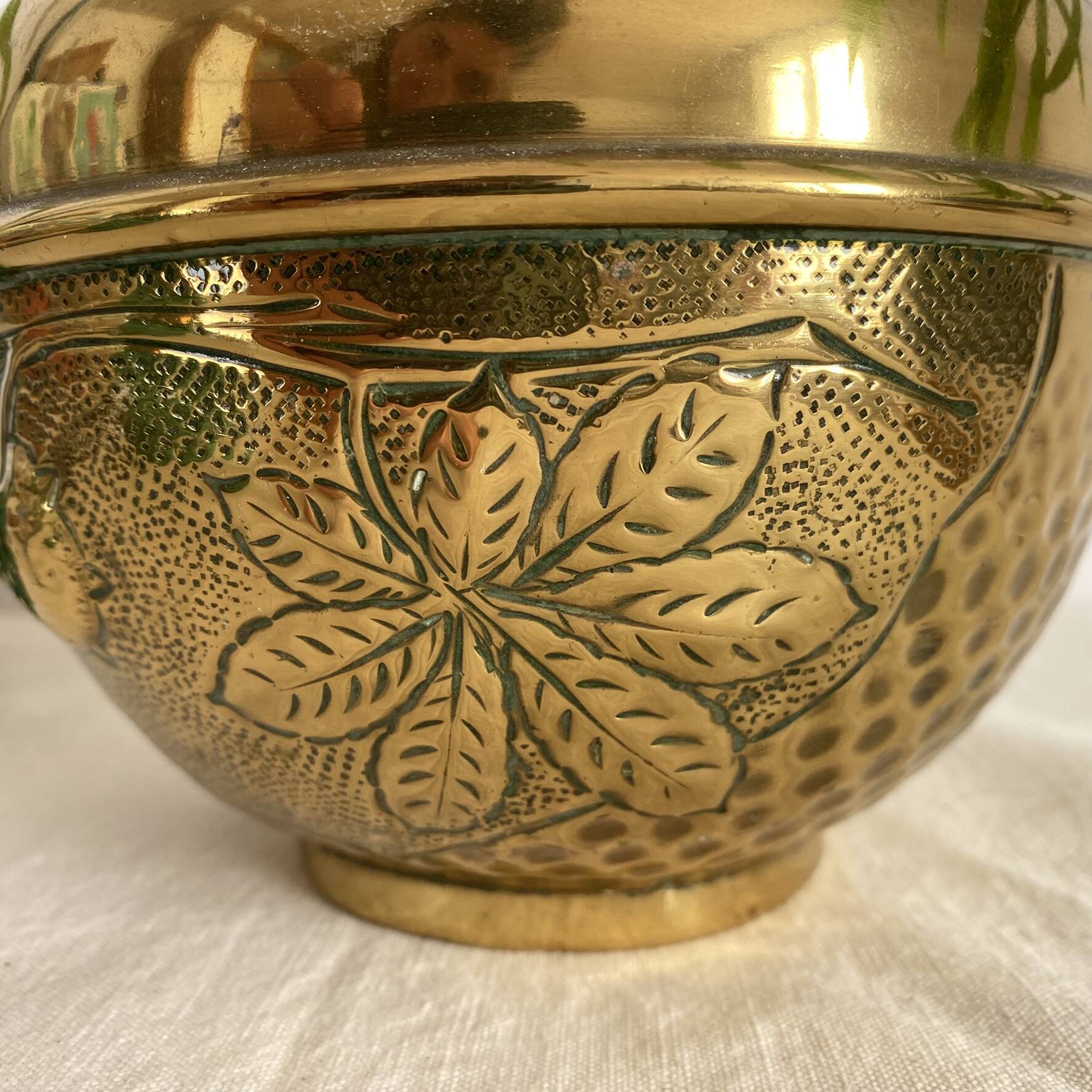 Brass cache pot Villedieu with chestnut decoration