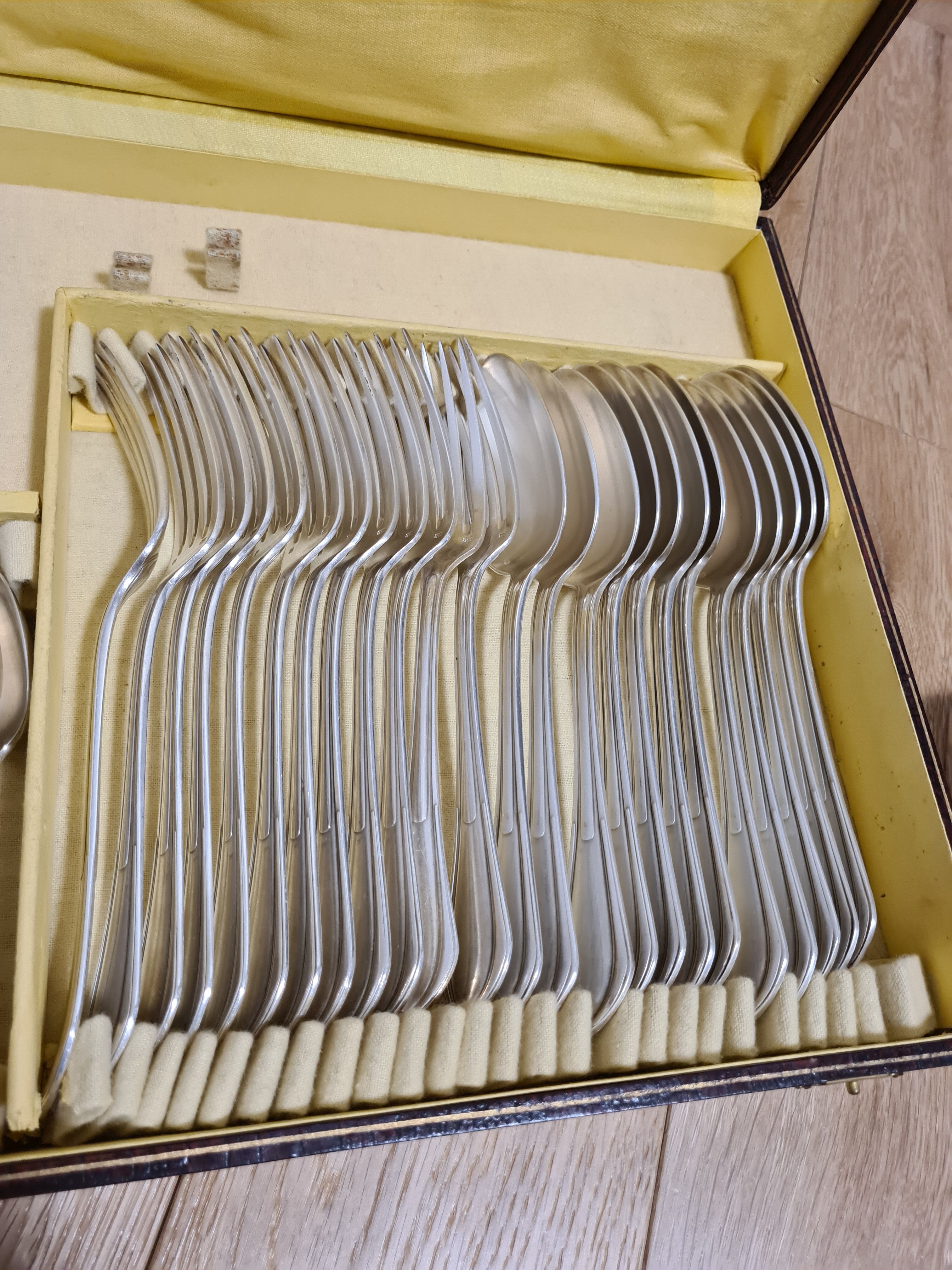 Housewife Gabriel Gay