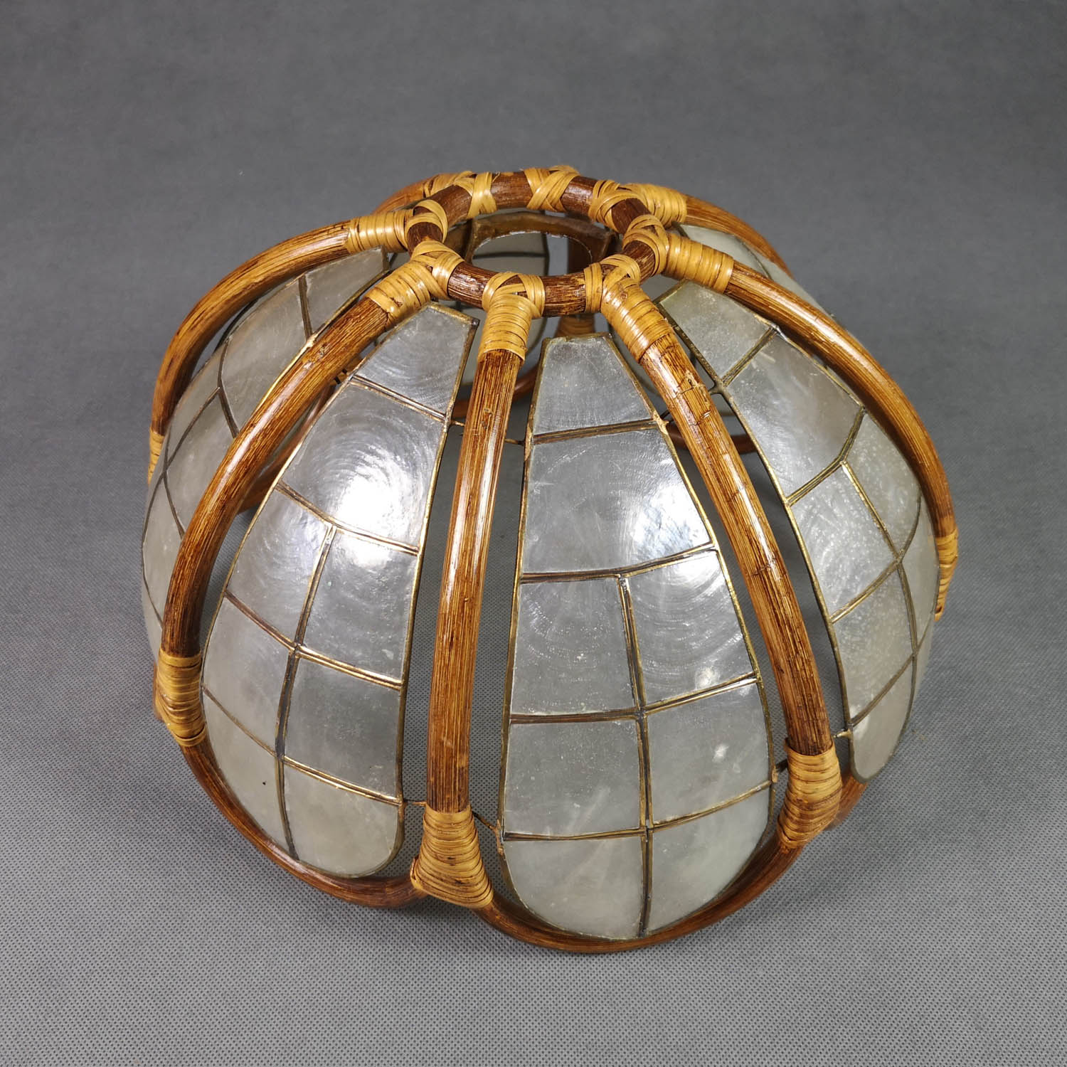 Flower hanging lamp in mother-of-pearl capiz and wicker