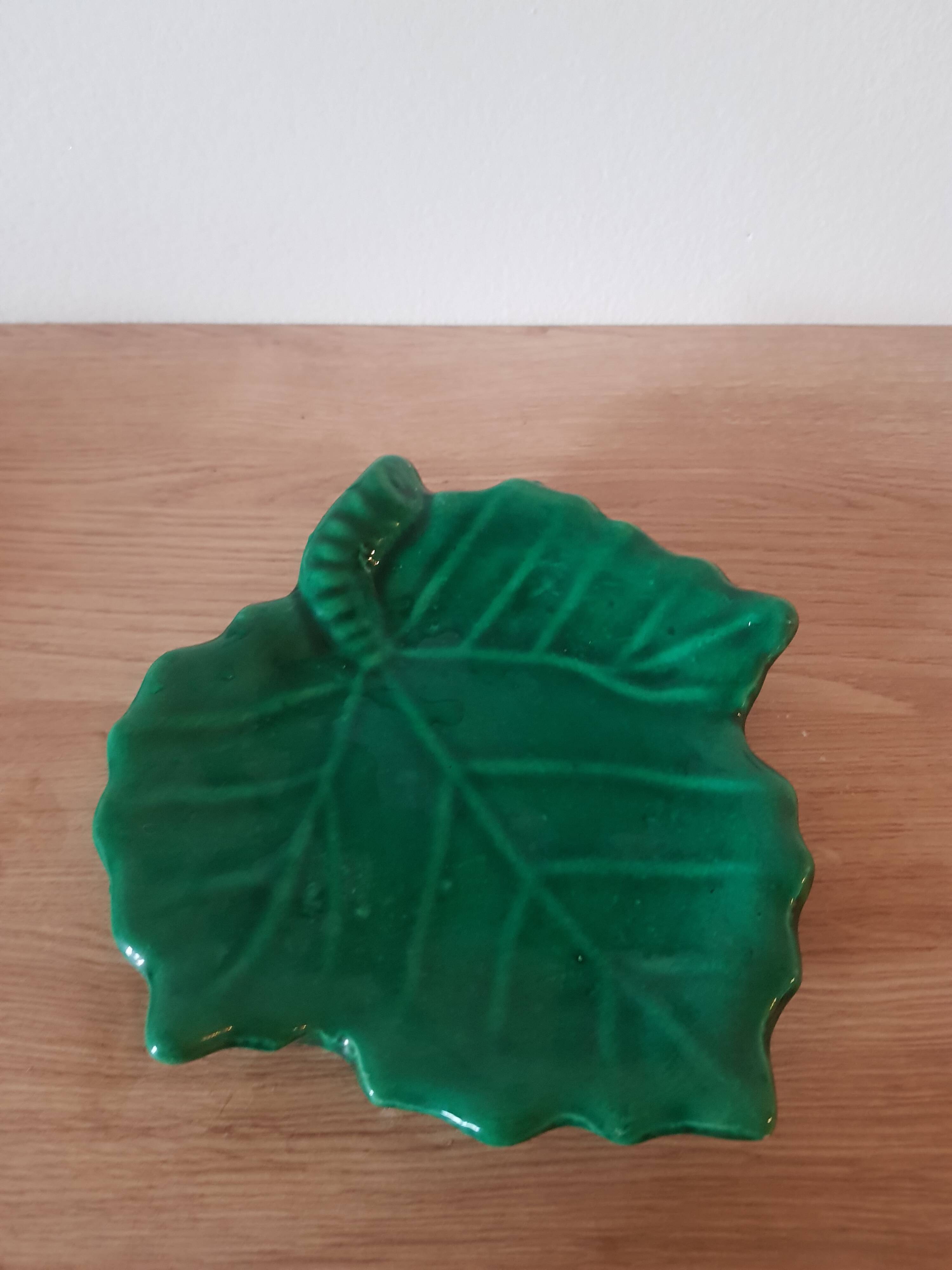 Empty vine leaf pocket Vallauris