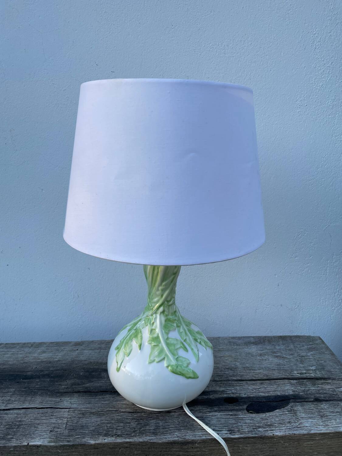 White ceramic lamp with foliage decoration