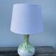 Lampe en céramique blanche à décor de feuillage