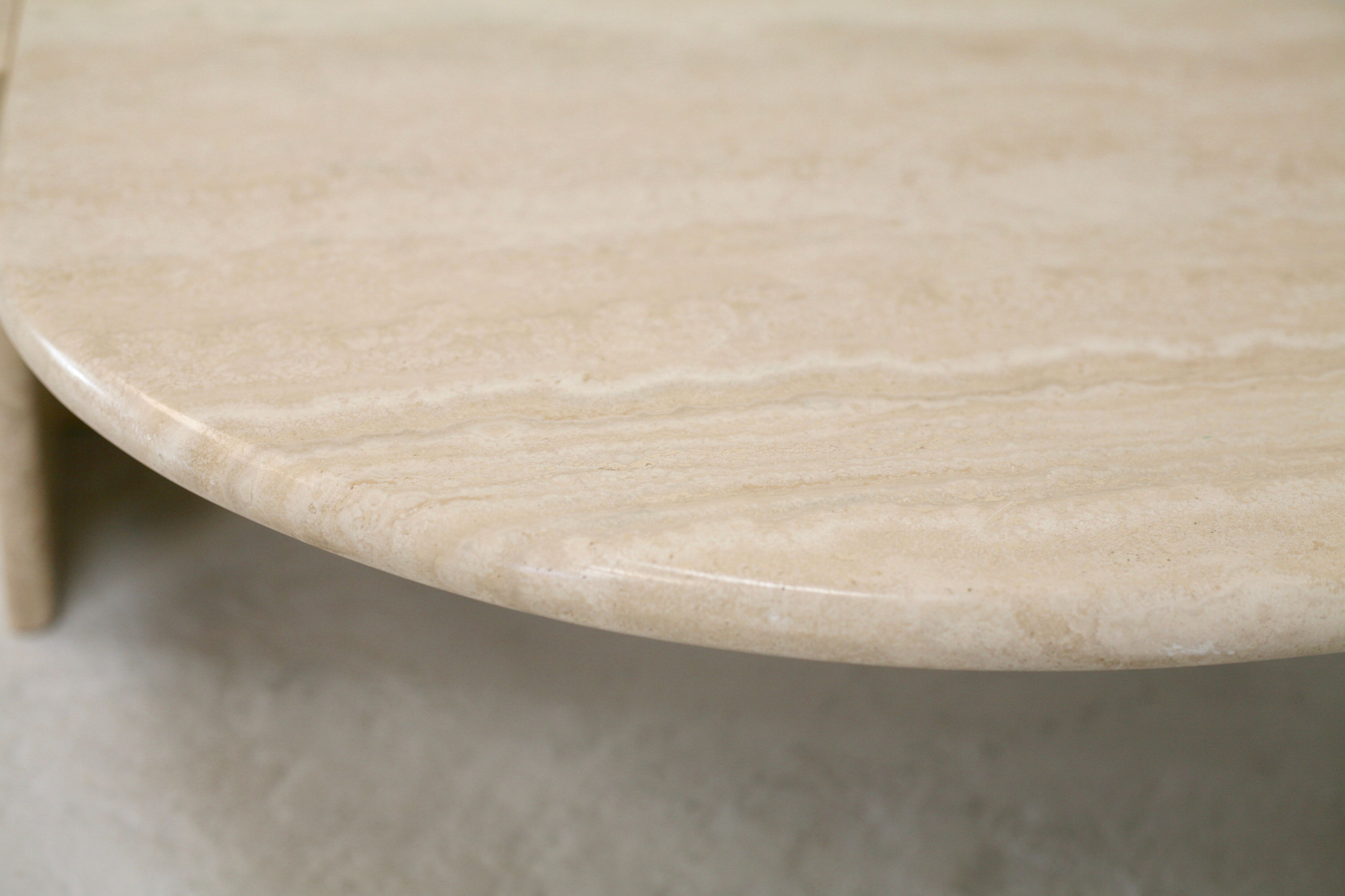 Table basse de forme courbe, travertin, France, circa 1970.
