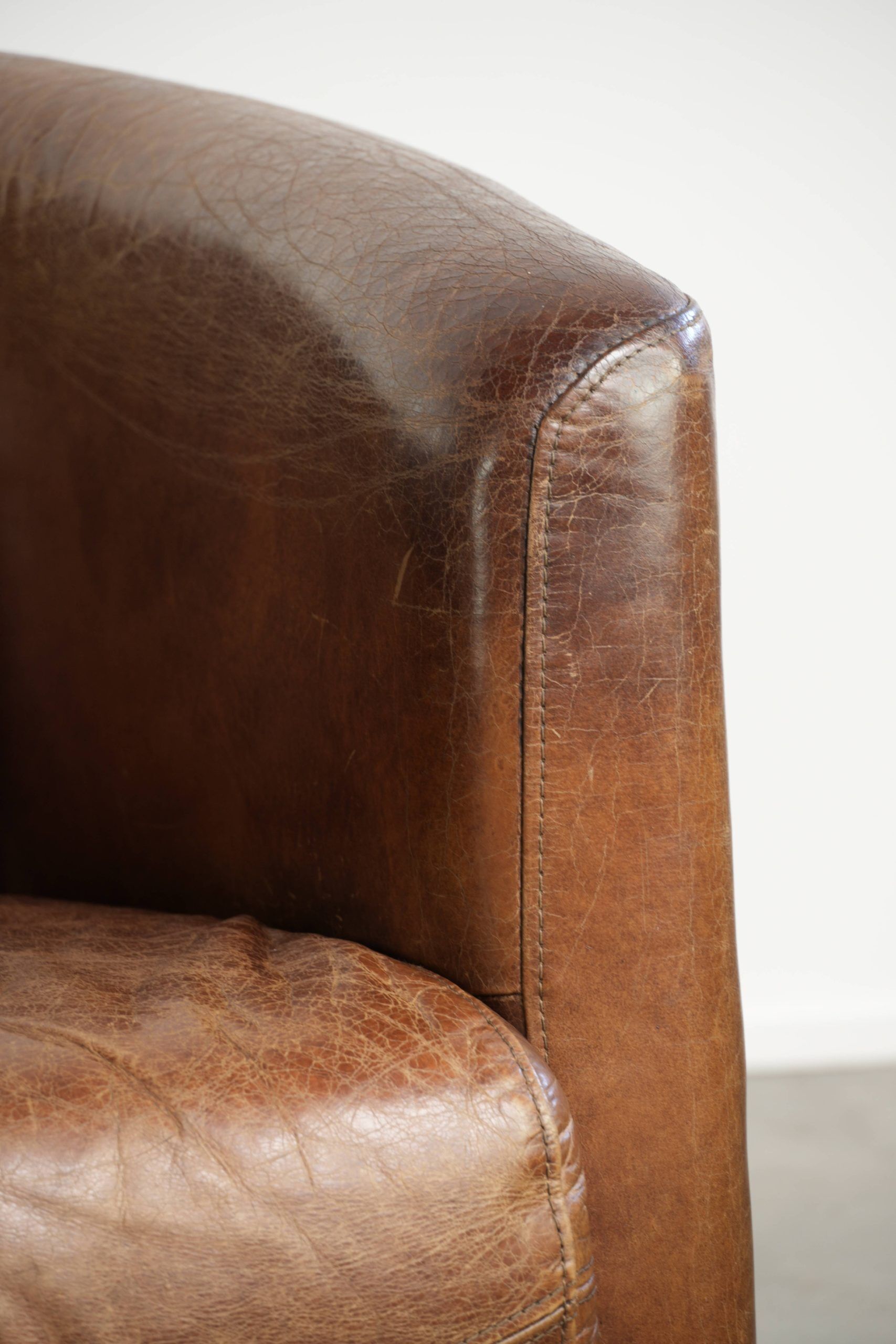 Ensemble de deux fauteuils aviateur vintage en cuir de vachette grainé.