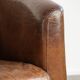 Ensemble de deux fauteuils aviateur vintage en cuir de vachette grainé.