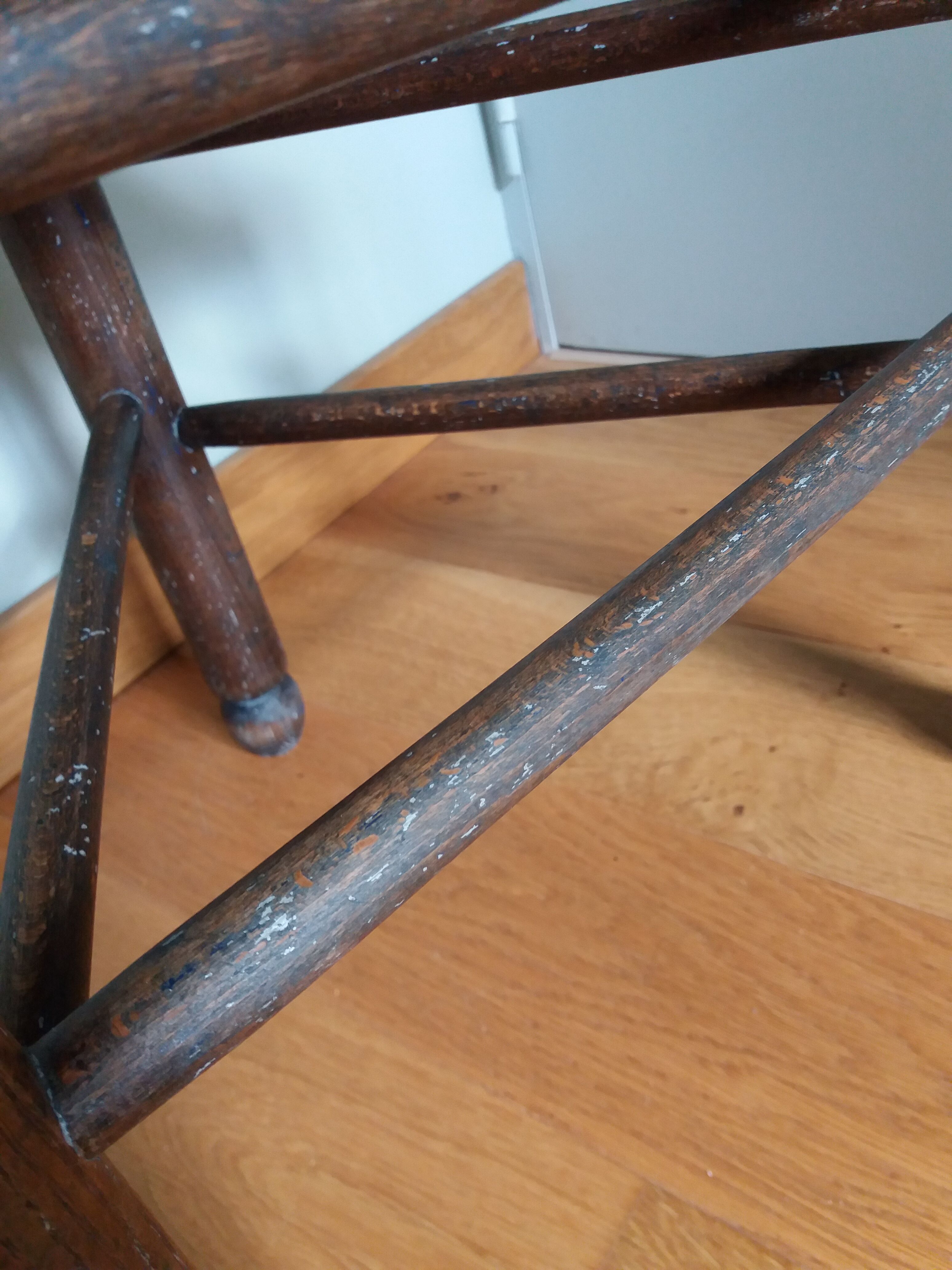 Mulched tripod stool