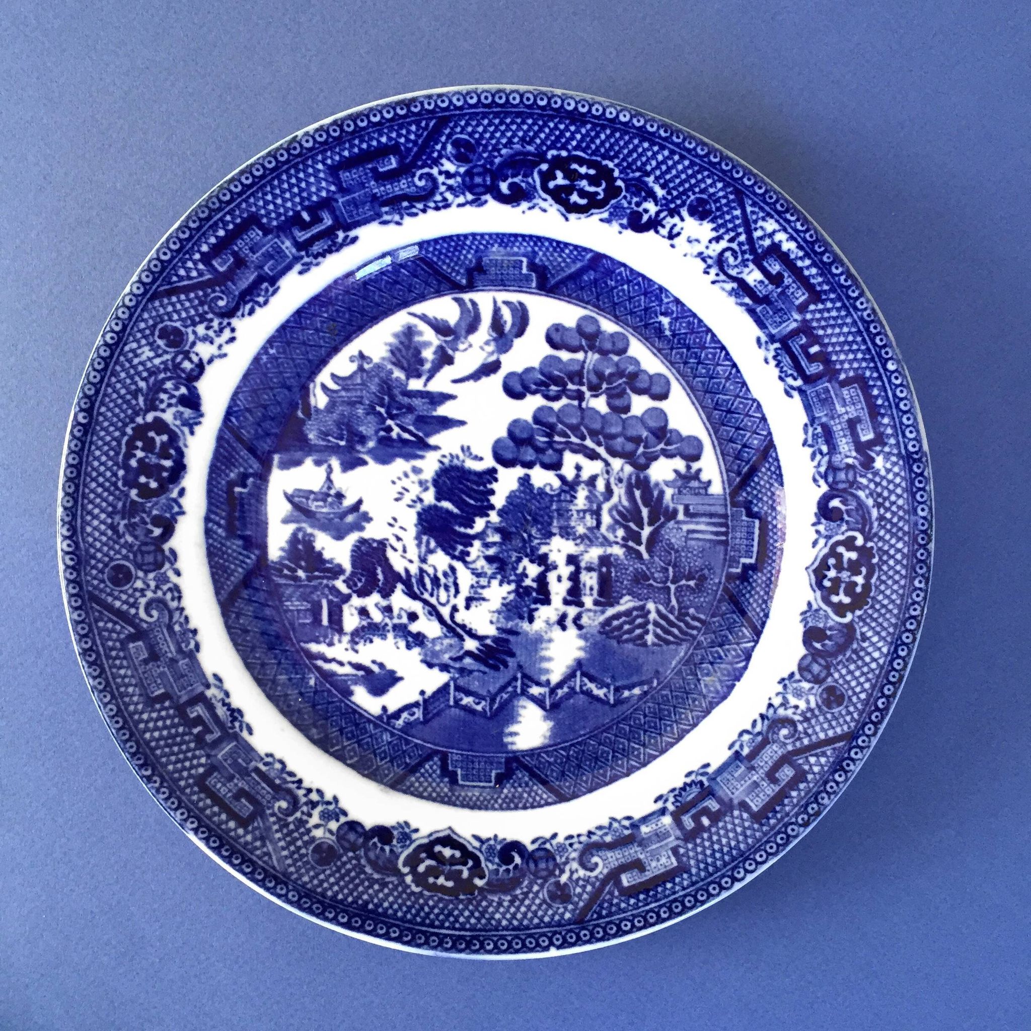 Set of 2 plates 22.50cm and 2 plates 19.50cm JT&S Crown Pottery Longton warranted willow pattern
