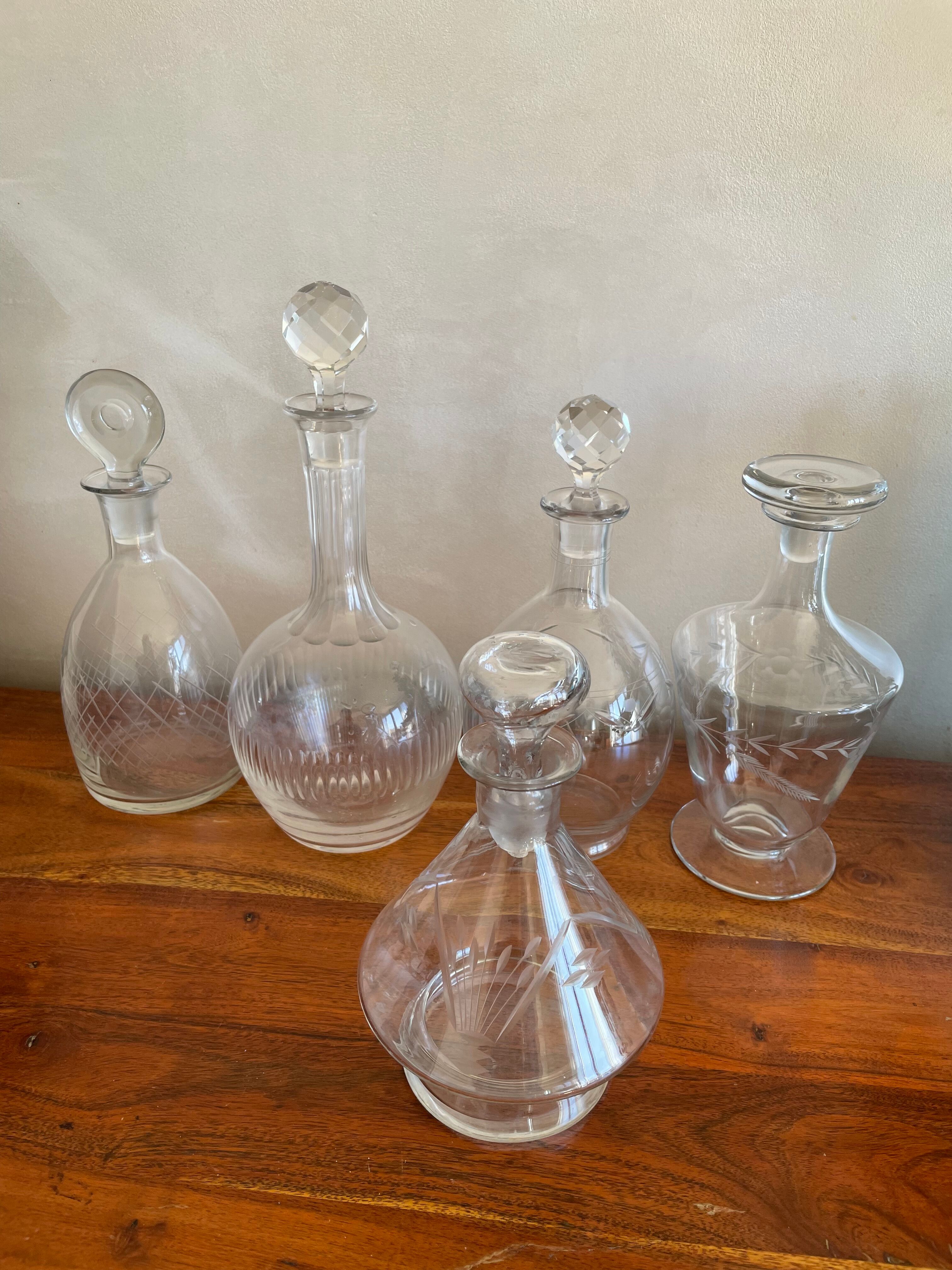 Lot 5 carafes en verre gravé
