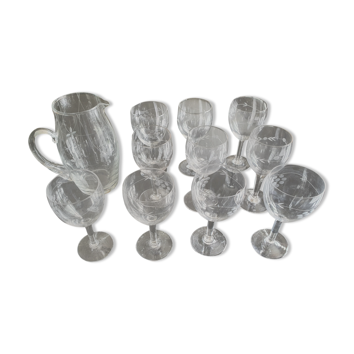 Lot de 10 verres et un pichet en verre gravé