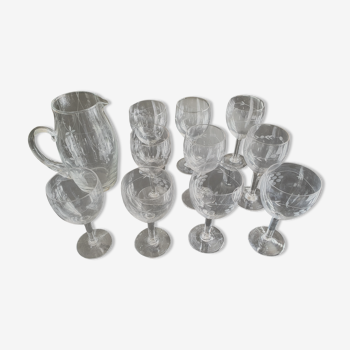 Lot de 10 verres et un pichet en verre gravé