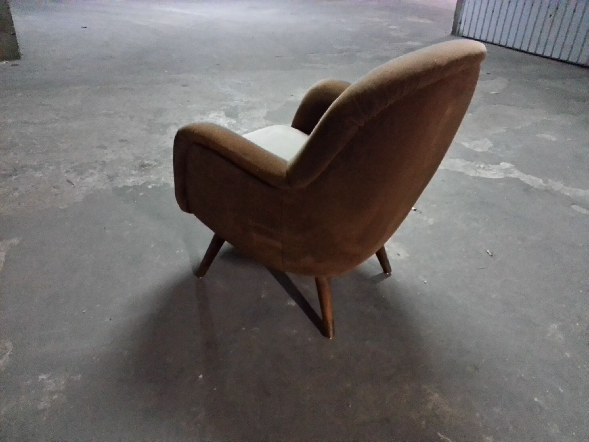 The years 50-60 in Velvet Brown EGG egg Chair