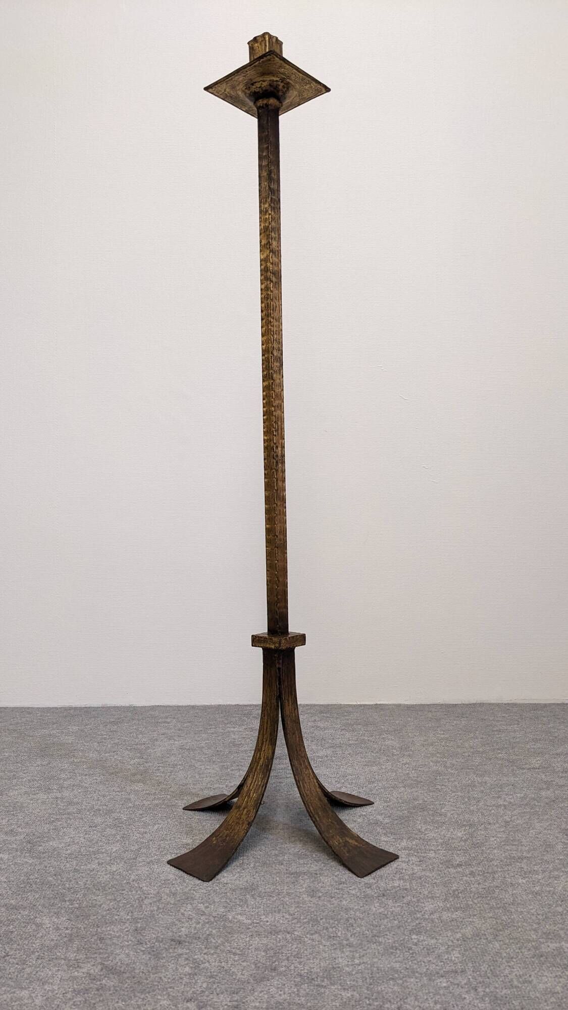 Brutalist floor candle holder in hammered gold steel, Belgium circa 1960.