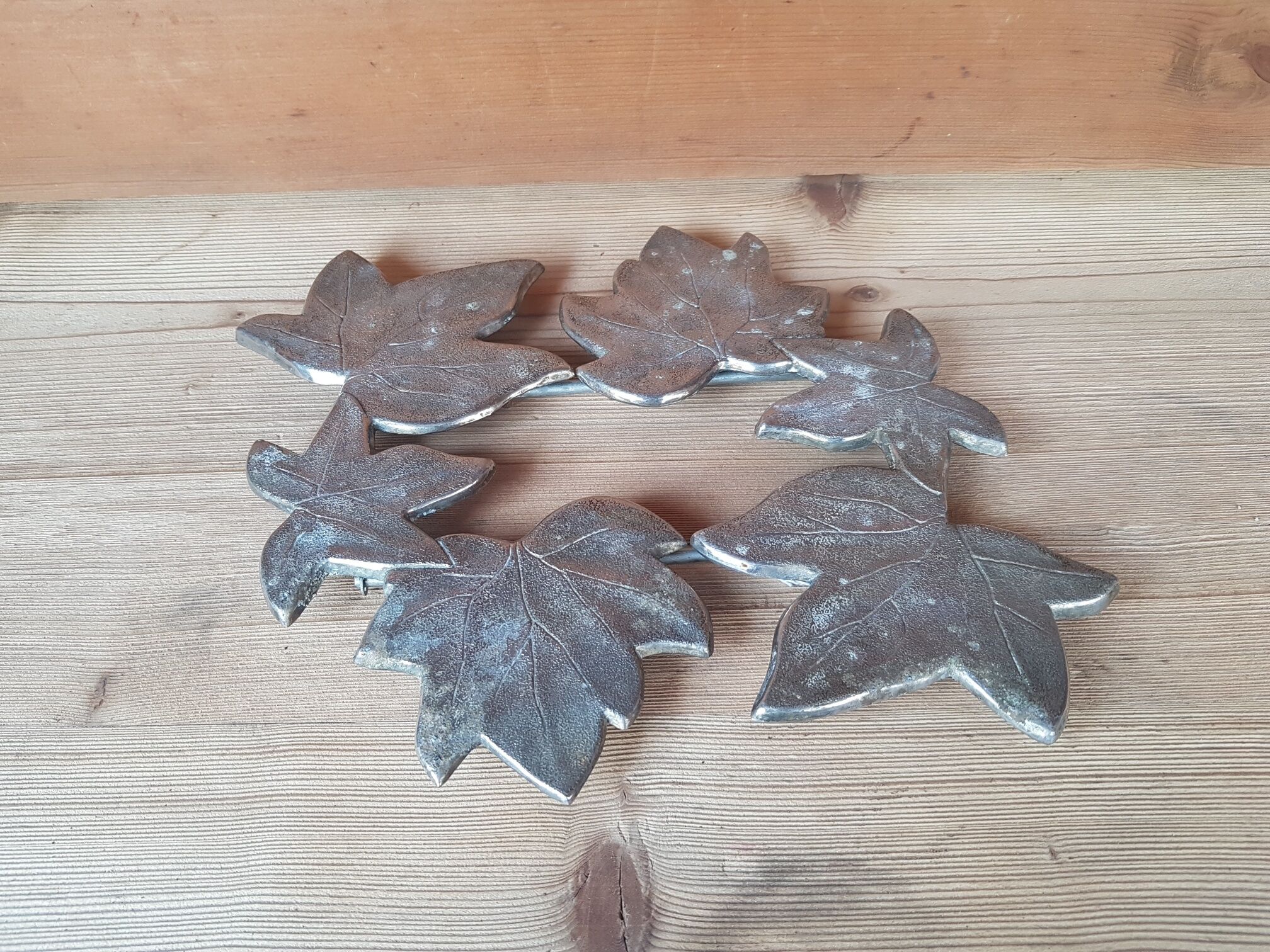 Underside flat silver metal extendable decoration leaves