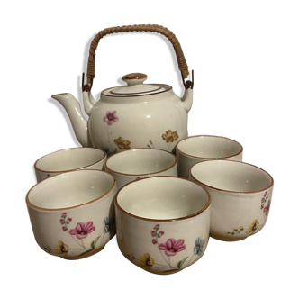 Teapot with 6 cups in a set