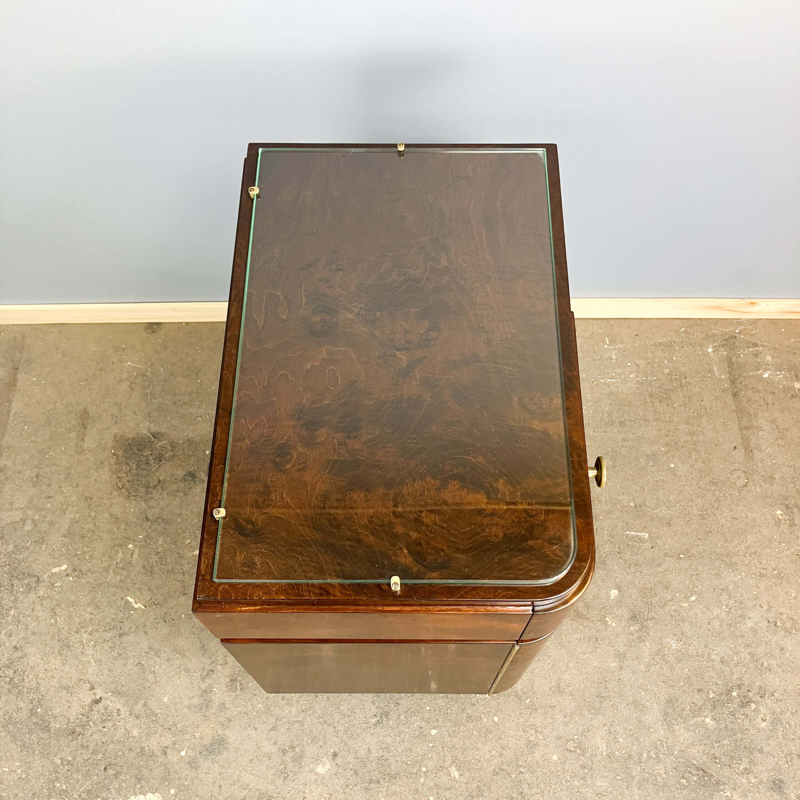 Tables de chevet Art Déco, bois de noyer avec plateaux en verre, années 1930