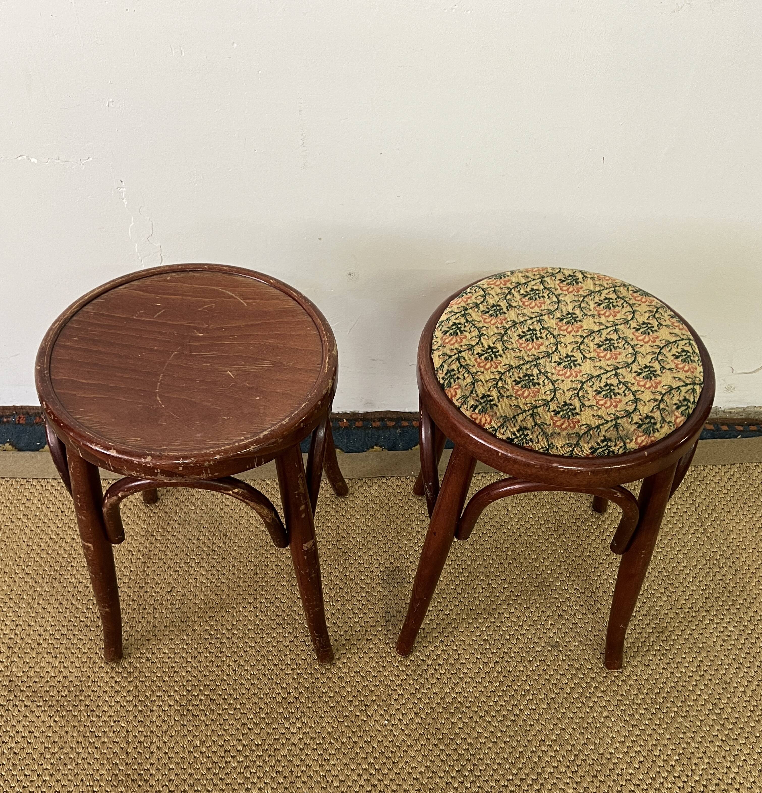 Paire de tabourets bas en bois courbé style "Thonet" vintage