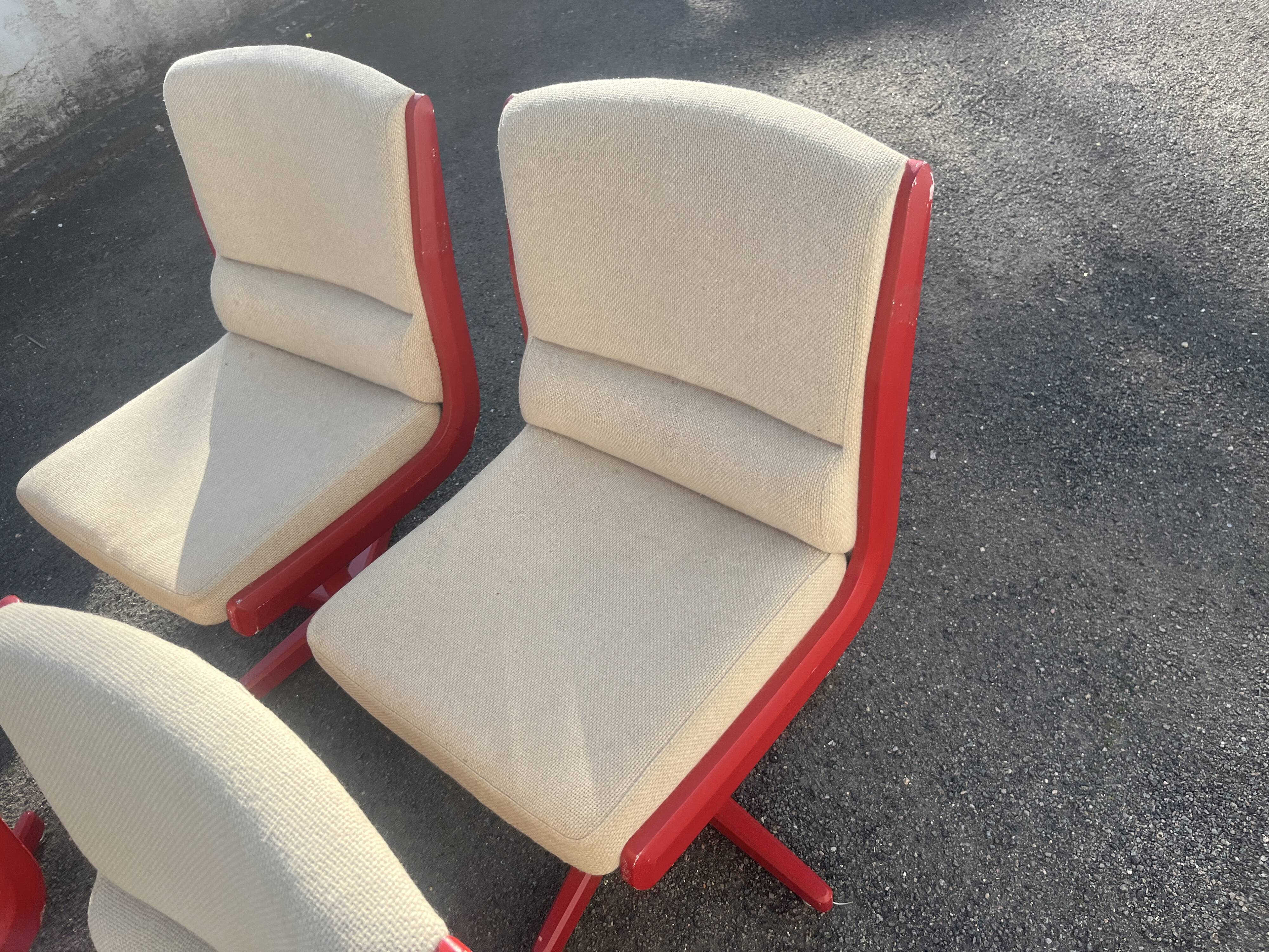 Set of 4 vintage 1970s swivel chairs in red and beige.