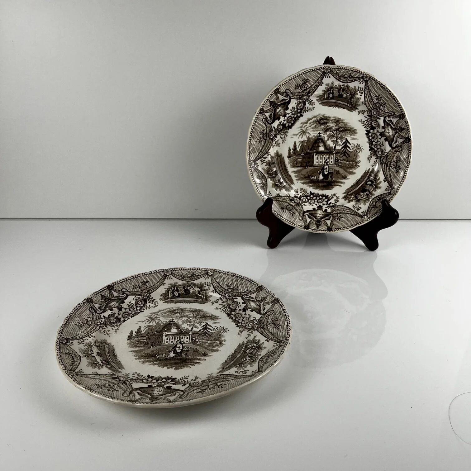 Paire d'assiettes à dessert ancienne en faïence fine de Bordeaux David Johnston, XIXe siècle