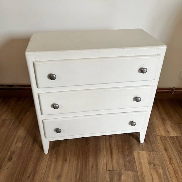 White chest of drawers