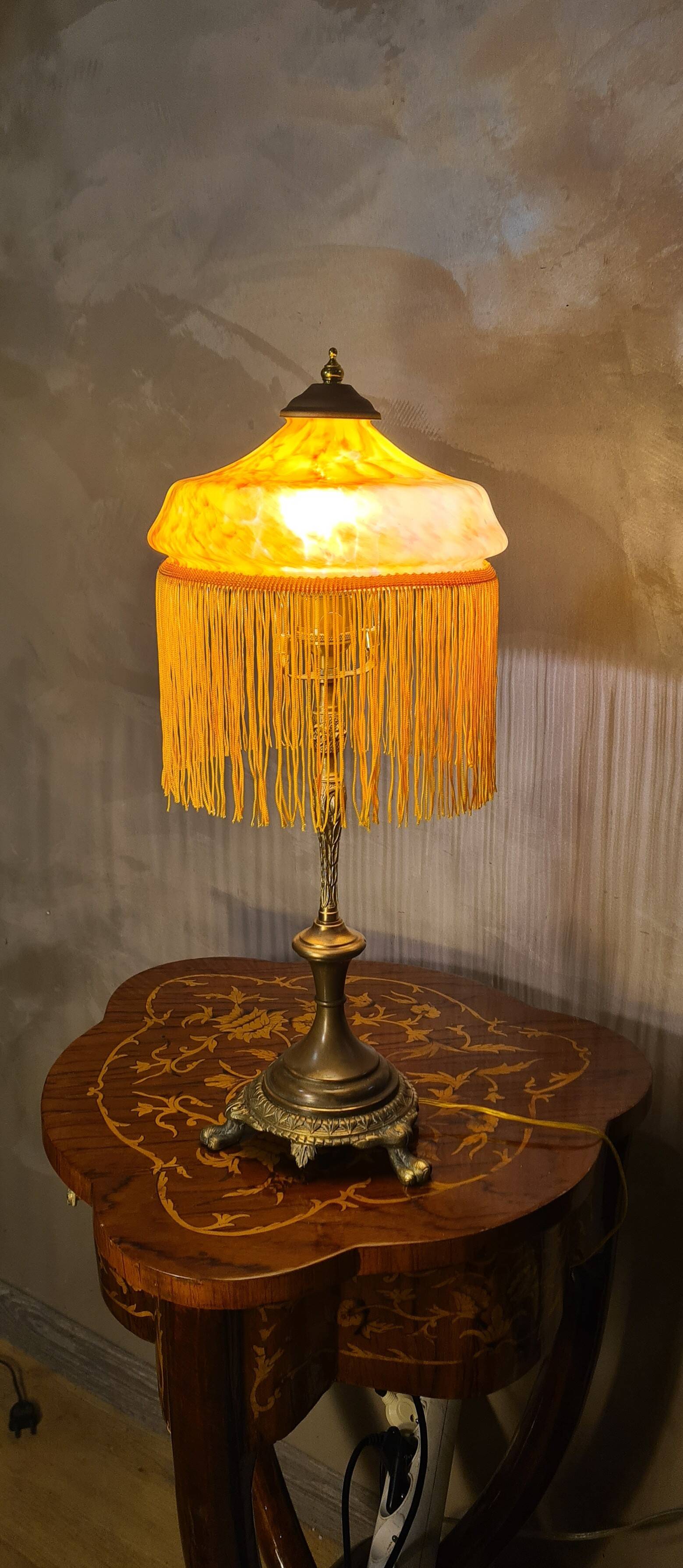 Antique bronze lamp with a marbled yellow glass paste shade, 52x21 cm. Inter a l