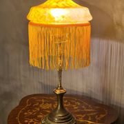 Antique bronze lamp with a marbled yellow glass paste shade, 52x21 cm. Inter a l