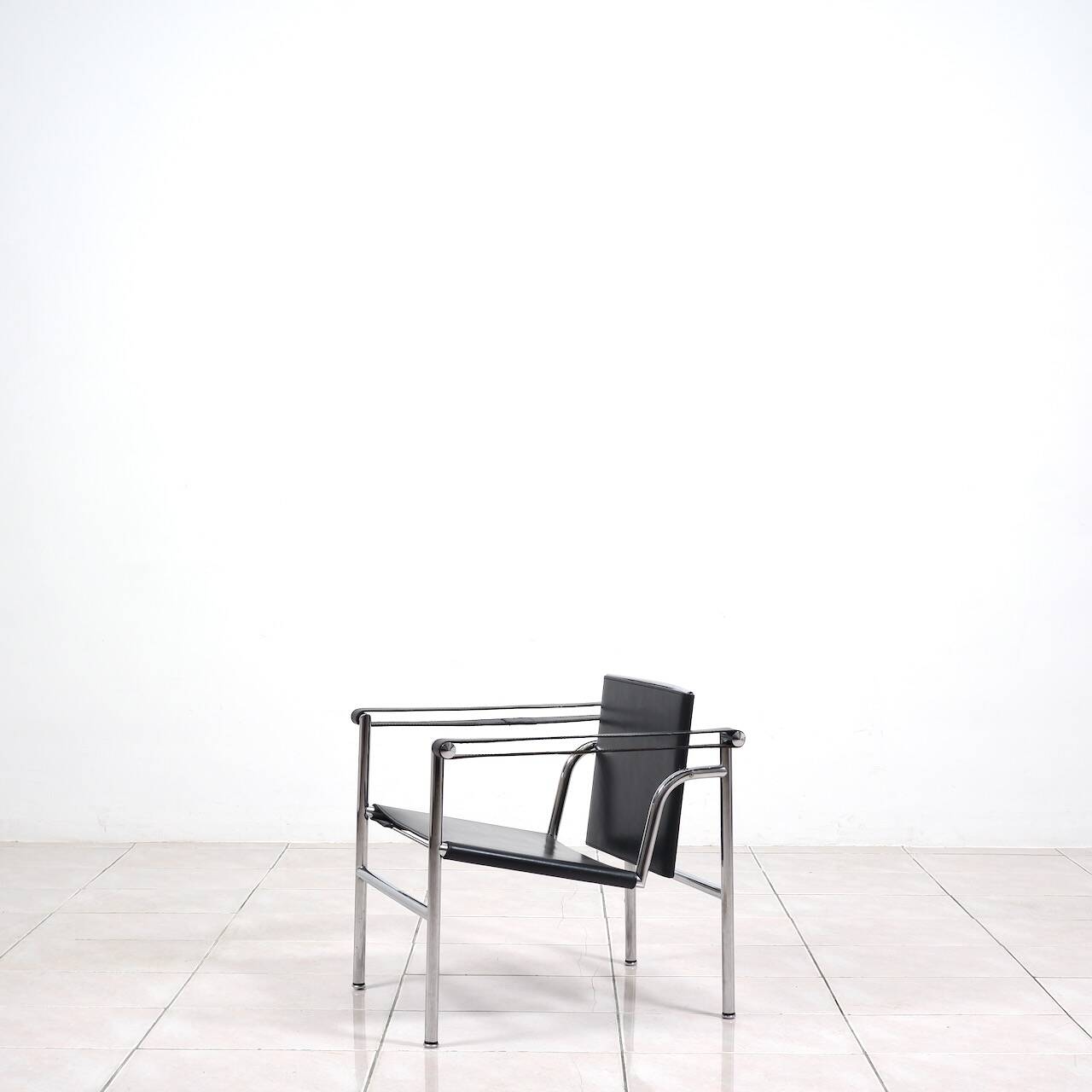 Fauteuil « lc1 » de charlotte perriand pour le corbusier, édités par cassina