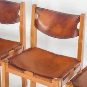 Ensemble de quatre chaises vintage. Bois d'orme et cuir. Maison Regain 70s