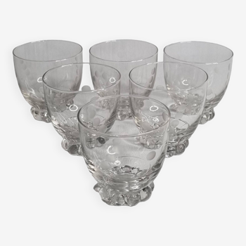 Set of six Art Deco style engraved crystal glasses on spherical feet