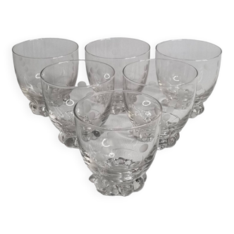 Set of six Art Deco style engraved crystal glasses on spherical feet