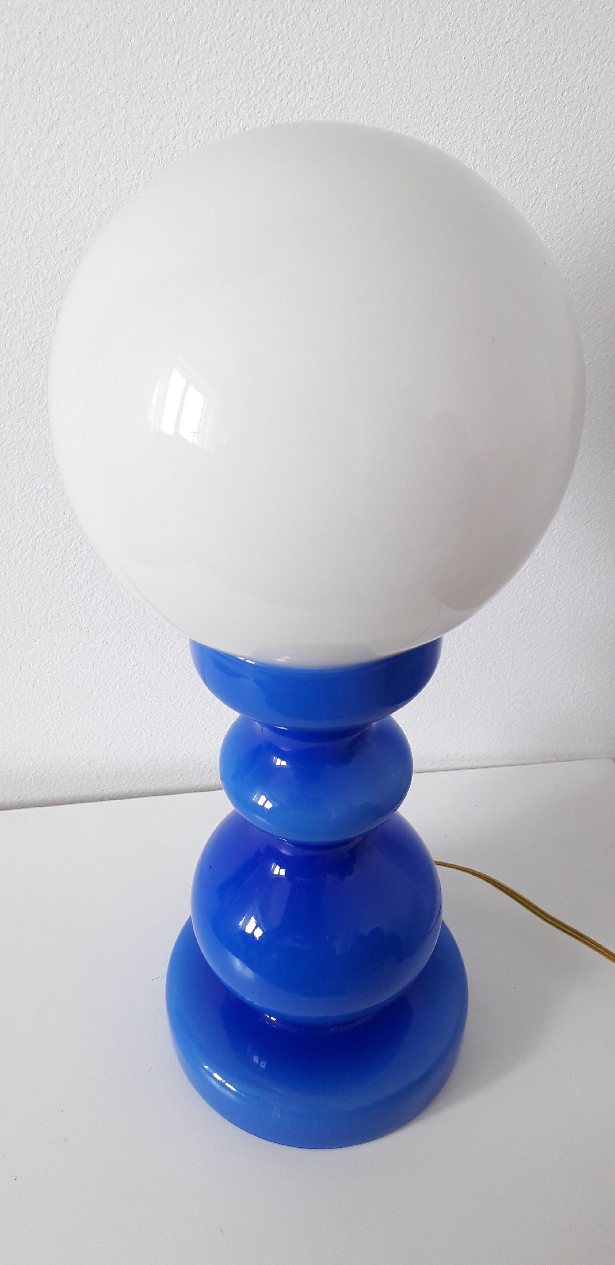 Globe opaline lamp