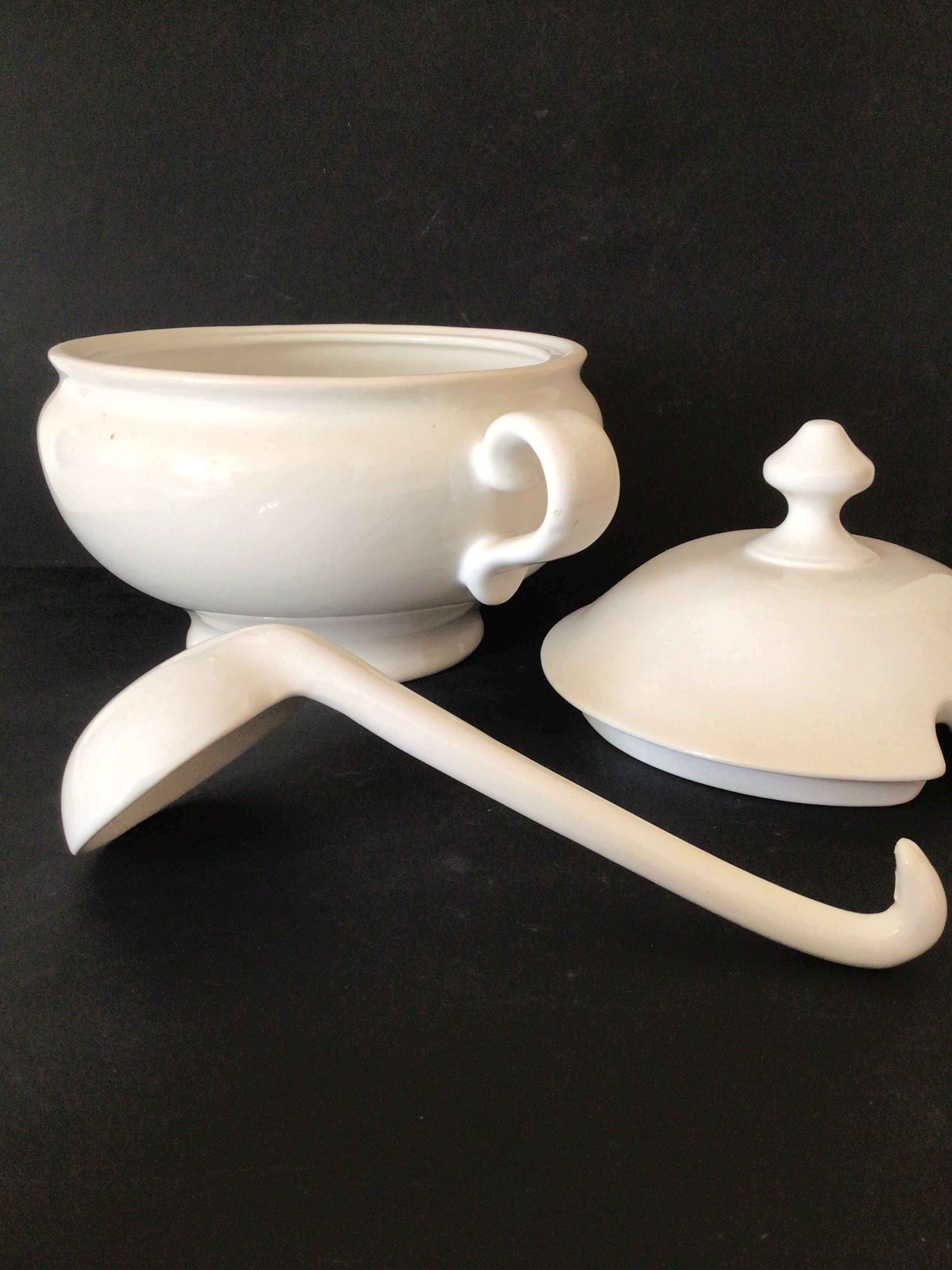 Soupière et louche en porcelaine épaisse