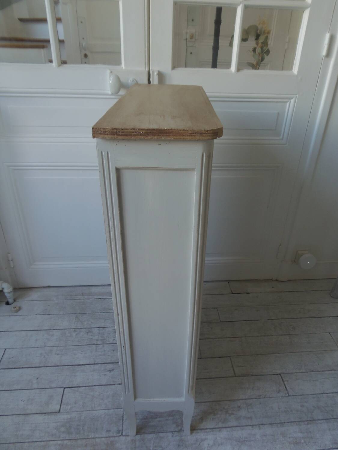 Small bookcase, 2 adjustable pearl gray patinated shelves, wooden top