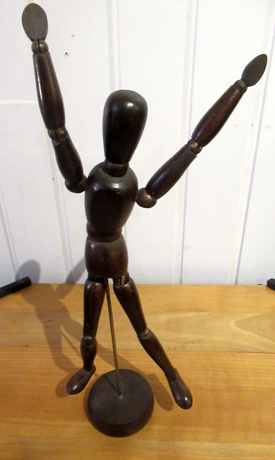 Articulated wooden mannequin