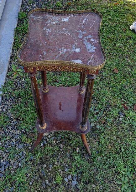 Table d'appoint de style Louis XVI en bois et placage
